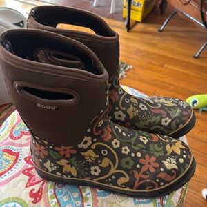 Women’s BOGG boots. Size 10